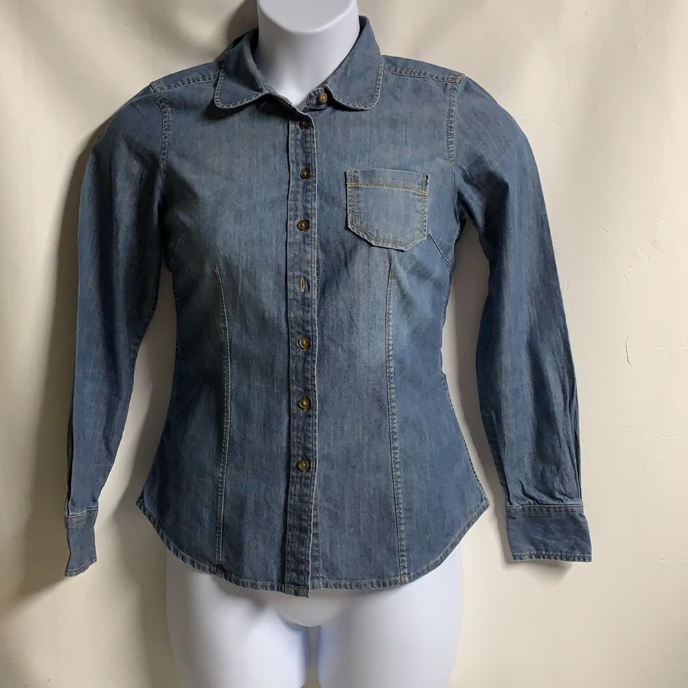 Boden women’s size 4 blue chambray long sleeves pockets button down shirt.